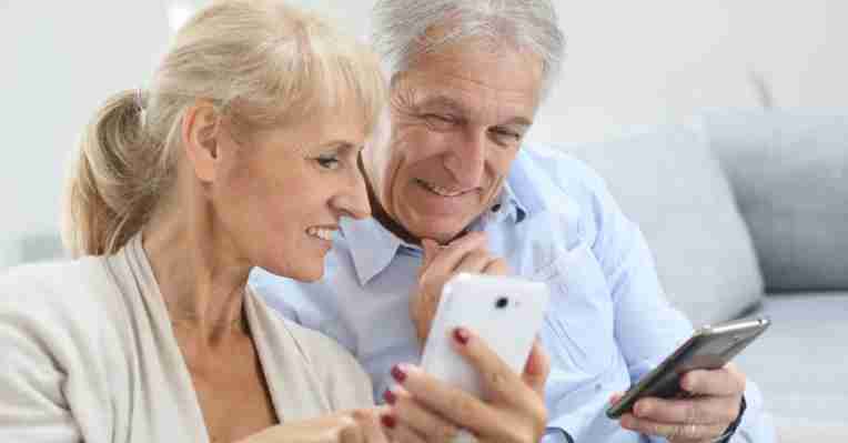 La mejor forma de configurar un celular para personas mayores de edad