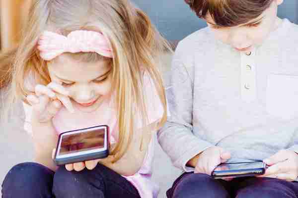 Cómo adaptar un teléfono para que lo usen los niños: configuraciones y apps recomendadas